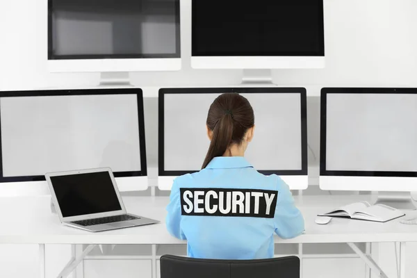 Hermoso guardia de seguridad en la sala de vigilancia — Foto de Stock