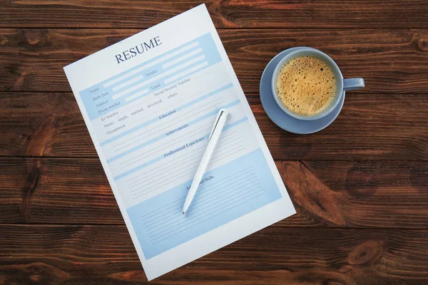 Resume and cup of coffee — Stock Photo, Image