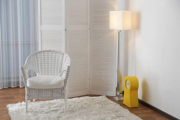 Интерьер красивой комнаты с раскладным экраном и креслом — стоковое фото