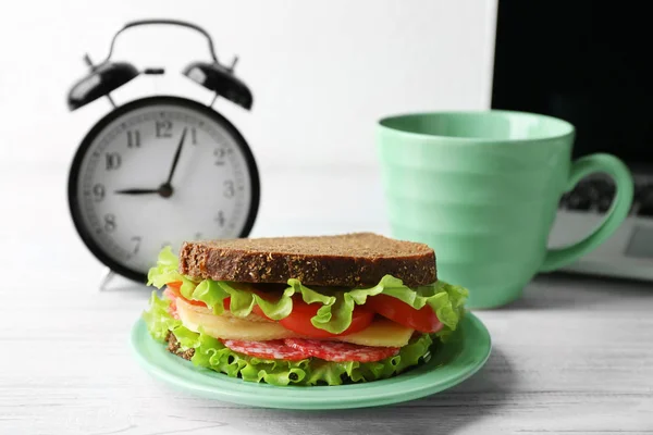 Deska s sendvič a budík — Stock fotografie