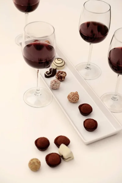 Lezzetli çikolata ve bardak şarap — Stok fotoğraf