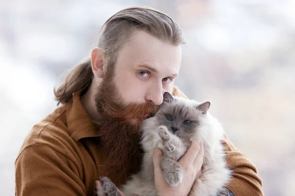Ung Bearded Man Håller Fluffig Katt Suddig Bakgrund — Stockfoto