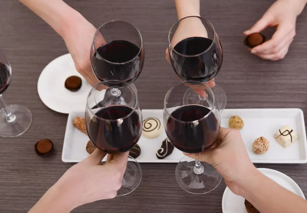 Female hands holding glasses of wine — Stock Photo, Image