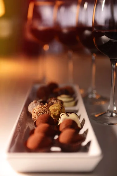 Chocolats assortis dans une assiette — Photo