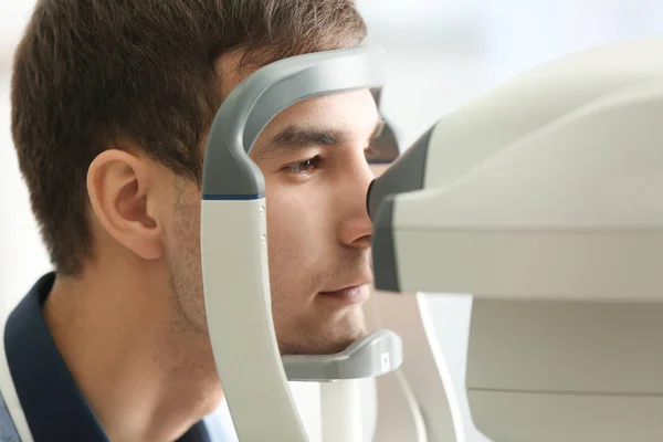 Medición de la presión intraocular del hombre joven en la clínica, primer plano —  Fotos de Stock