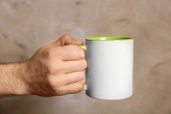 Mężczyzna ręka gospodarstwa biały cup — Zdjęcie stockowe