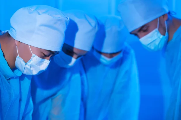 Joven médico asiático con colegas que trabajan en la clínica moderna — Foto de Stock