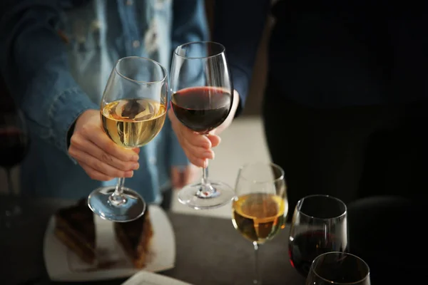 Persone con vino alla festa — Foto Stock