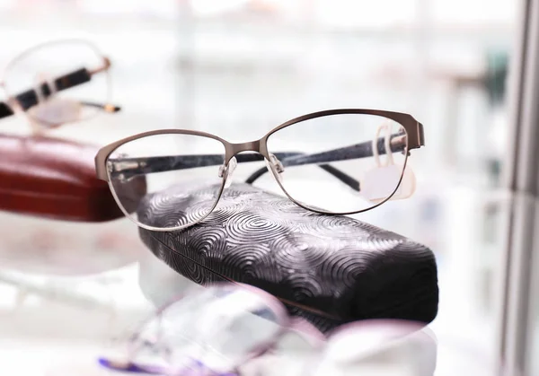 Prateleira com óculos e estojo de óculos — Fotografia de Stock