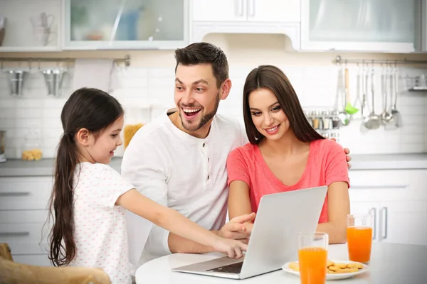 Genitori Felici Figlia Cucina — Foto Stock