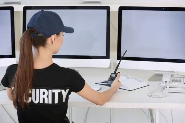 Hermoso guardia de seguridad en la sala de vigilancia — Foto de Stock