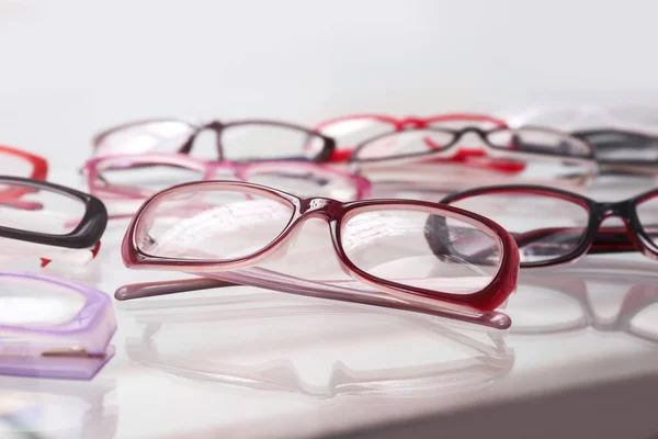 Полку з різними окулярами в магазині — стокове фото