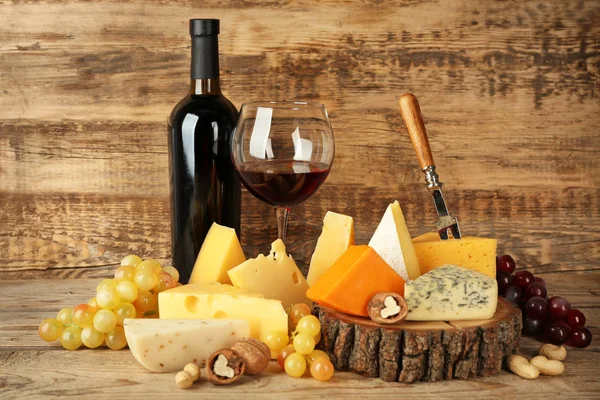 Pařez s výběrem sýrů — Stock fotografie