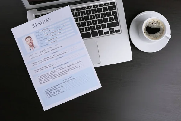 履歴書とテーブルの上のノート パソコン — ストック写真