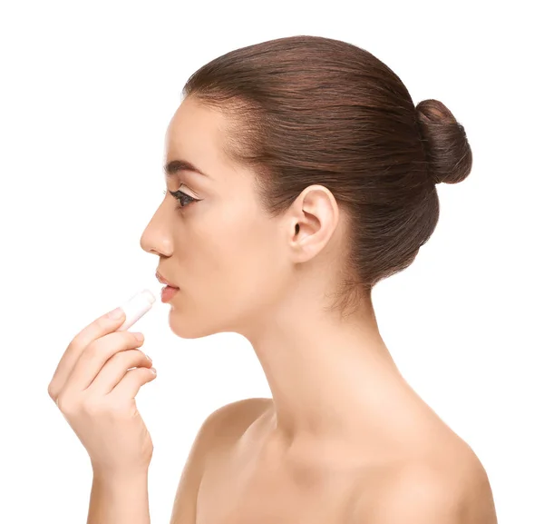 Kvinnan använda läppbalsam — Stockfoto