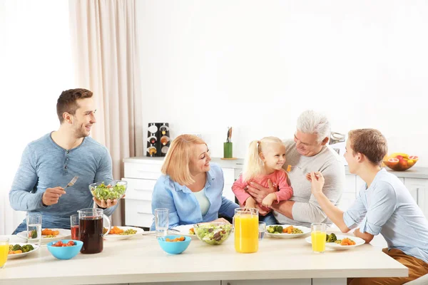 Familia Feliz Almorzando Cocina —  Fotos de Stock