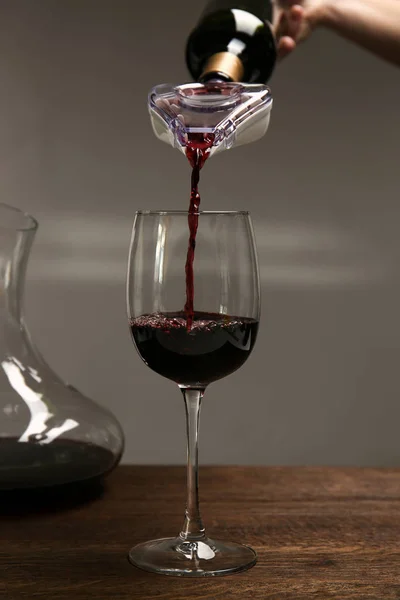 Versare il vino in un bicchiere in tavola — Foto Stock