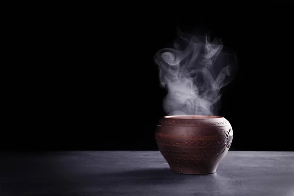 Pot masada sıcak sıvı ile — Stok fotoğraf