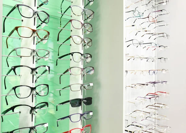 Occhiali in negozio oftalmico — Foto Stock