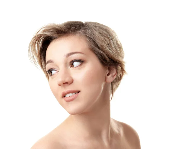 白い背景のトレンディな髪型を持つ若い女性 — ストック写真