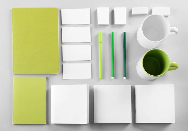 Puste zielony i biały towarów na stole — Zdjęcie stockowe