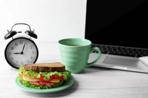 Plate with sandwich and alarm clock — Stock Photo, Image