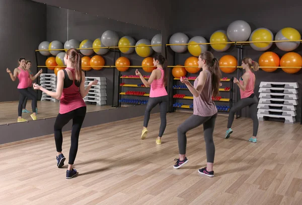 年轻运动的妇女训练在健身房 — 图库照片