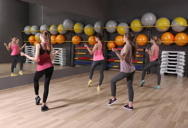 Tineri sportivi de formare în sala de sport — Fotografie, imagine de stoc