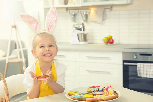 Schattig Klein Meisje Met Pasen Cookies Keuken — Stockfoto
