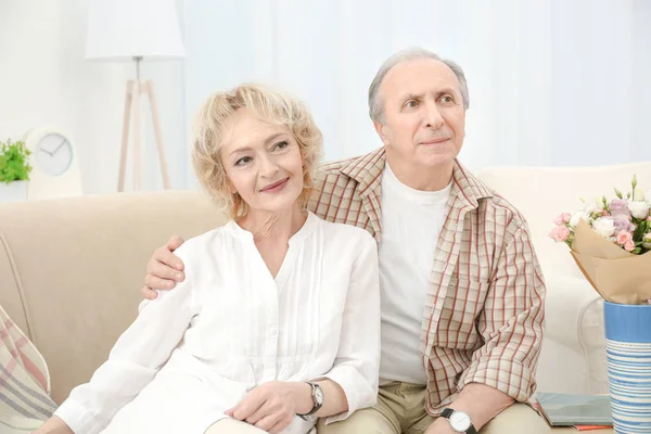 Happy senior paret sitter på soffan hemma — Stockfoto