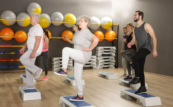 Menschen unterschiedlichen Alters trainieren im Fitnessstudio — Stockfoto