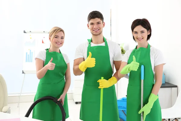 Equipe Serviço Limpeza Escritório Moderno — Fotografia de Stock