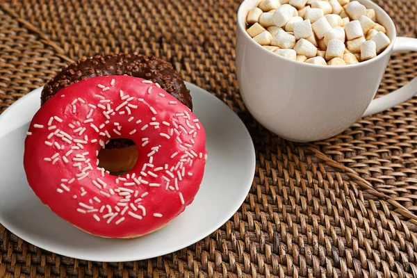 Leckere Donuts mit Tasse Kaffee — Stockfoto