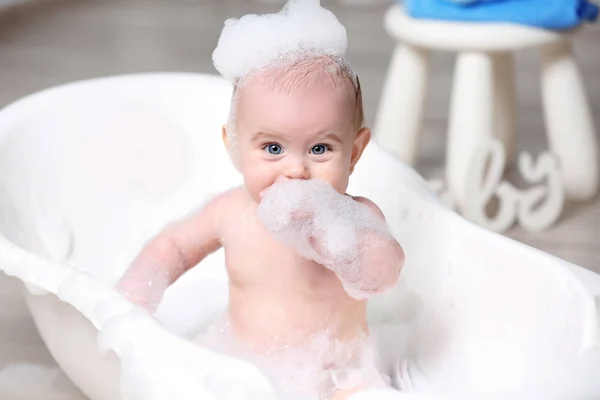 婴儿在浴缸中洗 — 图库照片