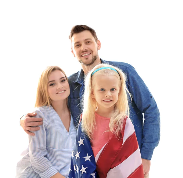 Ładna dziewczyna, owinięte w Usa bandery z rodzicami za — Zdjęcie stockowe