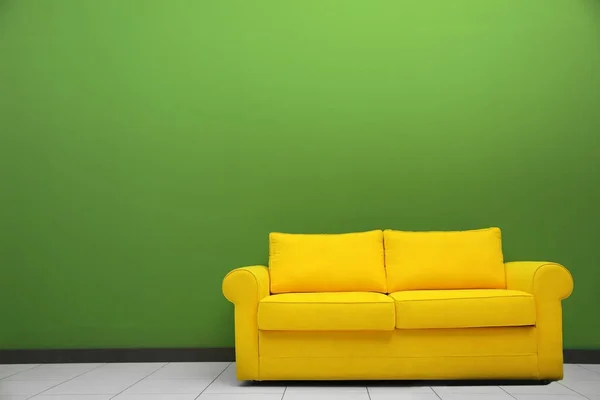 Interior do quarto com sofá — Fotografia de Stock