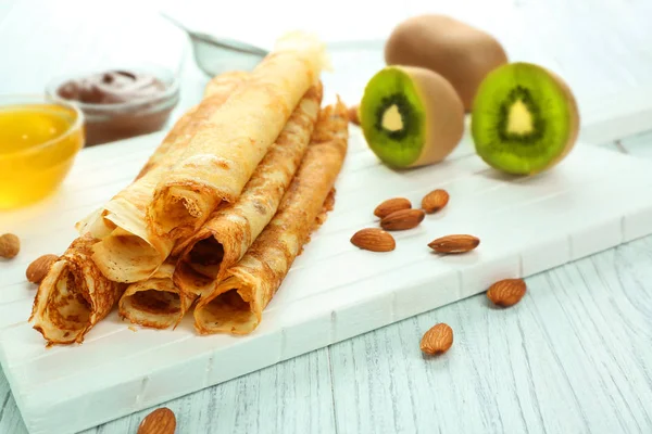 Delicious pancakes, kiwi and almonds — Stock Photo, Image