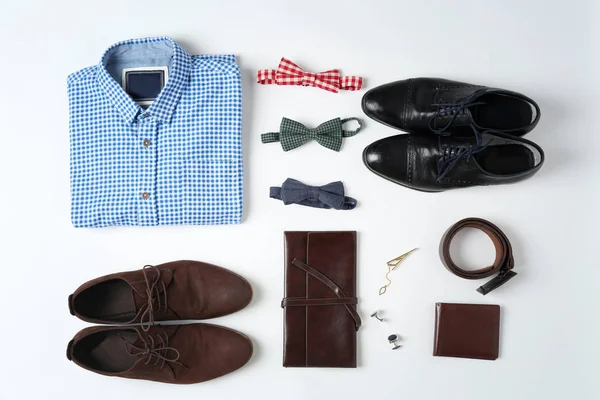 Erkek giyimi düz yatıyordu kümesi