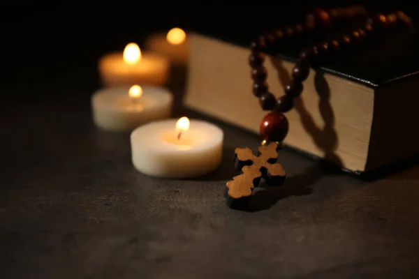 Біблія і палаючі свічки — стокове фото