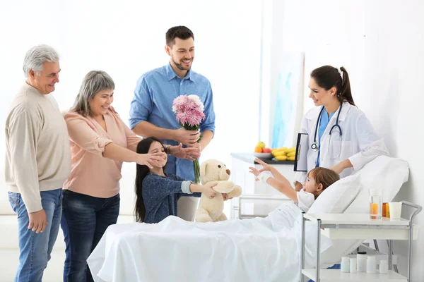 Famiglia Visita Bambina Ospedale — Foto Stock