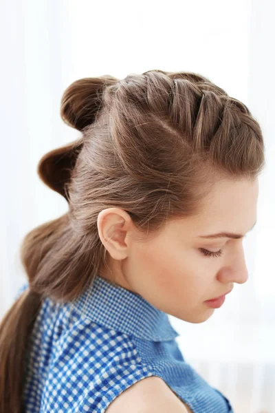 Kvinna med trevlig fläta frisyr — Stockfoto