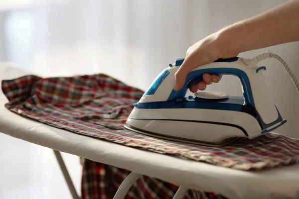 Vrouw Ironing Cloth — Stockfoto