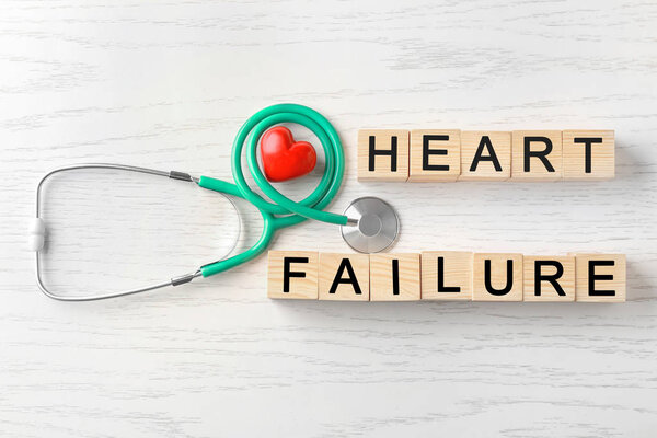 Текст из кубиков и стетоскопа
