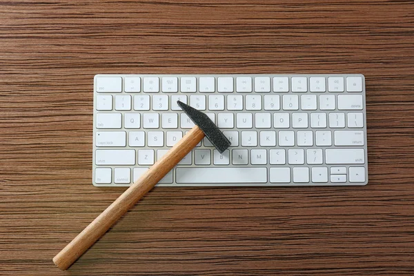 Trådlöst tangentbord och hammare — Stockfoto