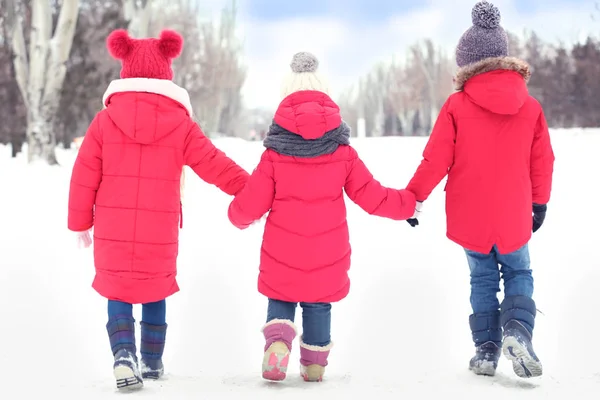 Szczęśliwe dzieci w czerwone ciepłe ubranie, zabawy na świeżym powietrzu zimą — Zdjęcie stockowe