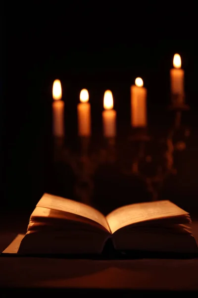 Biblia y velas encendidas — Foto de Stock