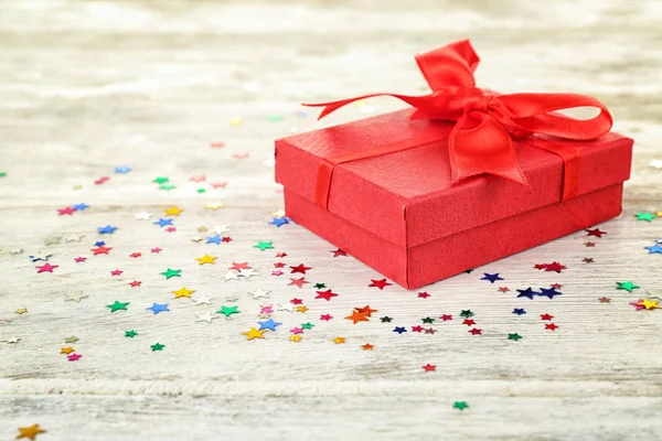 Birthday gift and colorful confetti — Stock Photo, Image