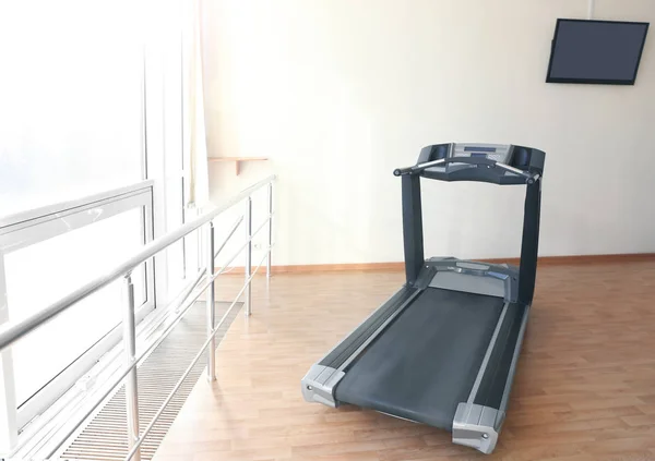 Modernes Laufband im Fitnessstudio — Stockfoto