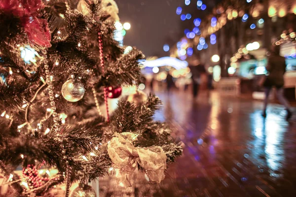 Árbol de Navidad decorado en la calle de la ciudad — Foto de Stock