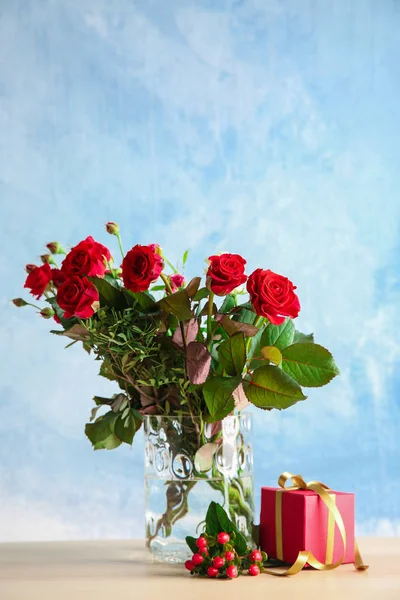 Όμορφα κόκκινα τριαντάφυλλα σε ένα βάζο — Φωτογραφία Αρχείου